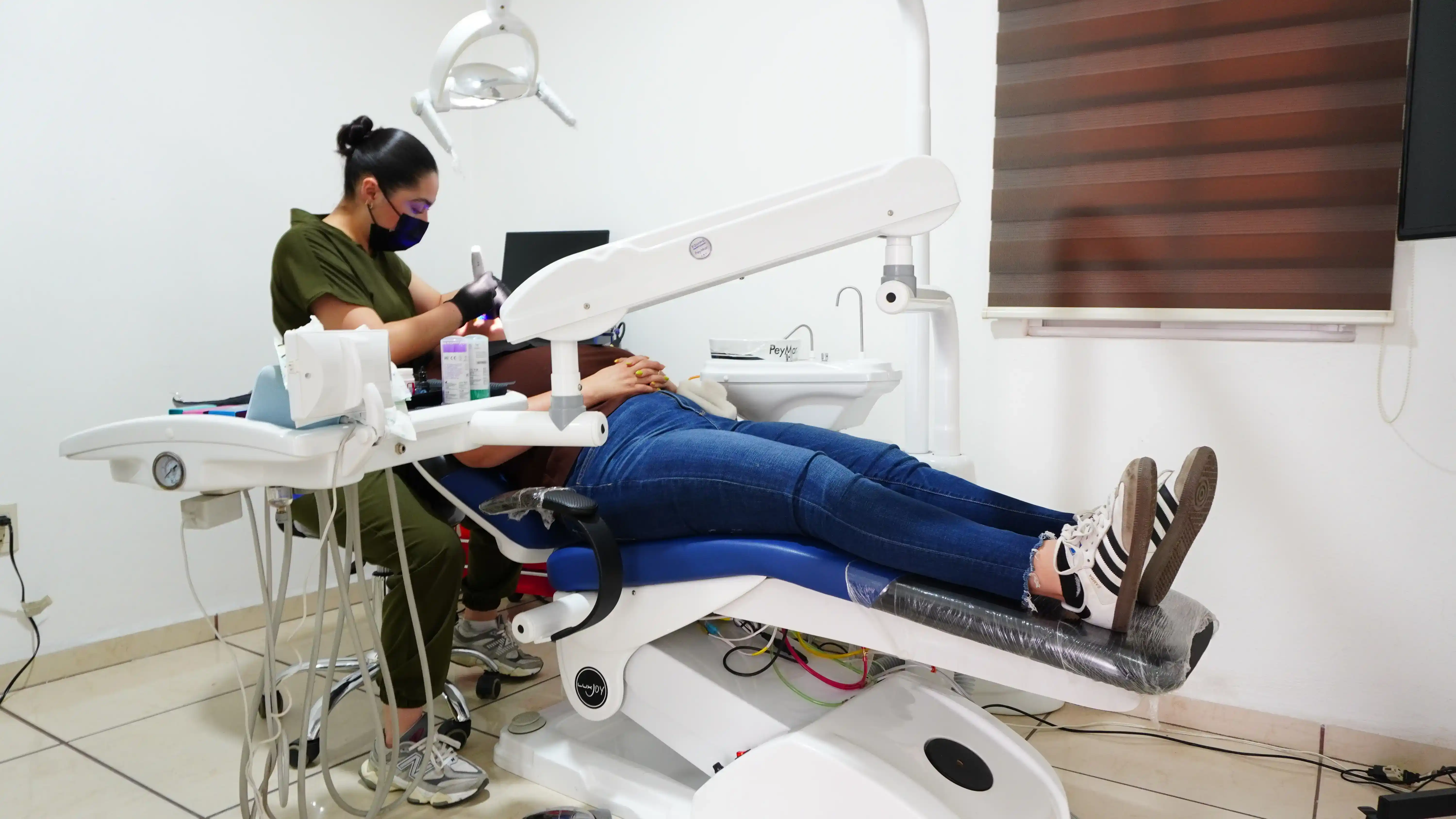 Doctora atendiendo paciente