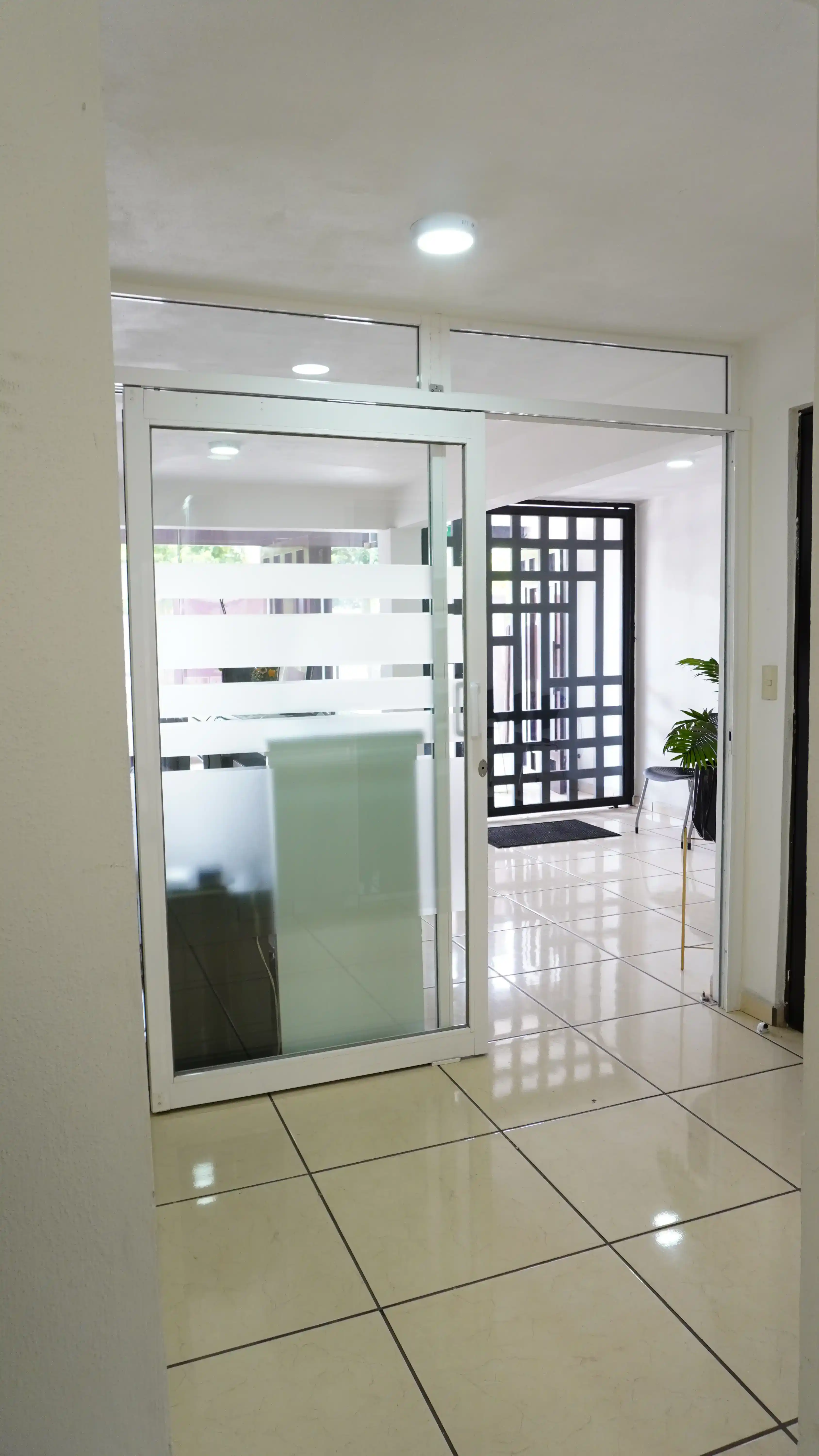 Acceso interior con puerta de vidrio