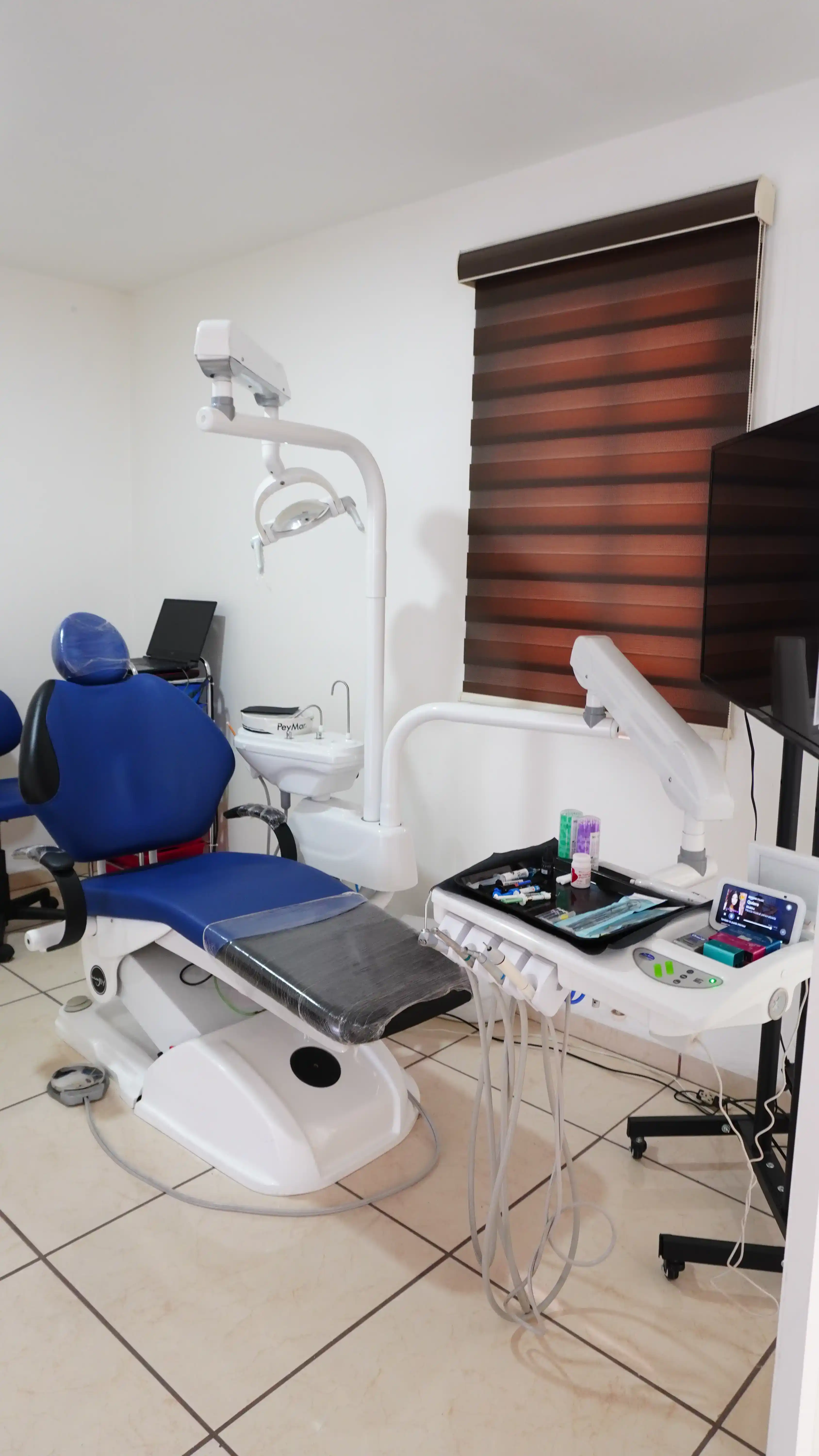 Sillón dental con equipo completo